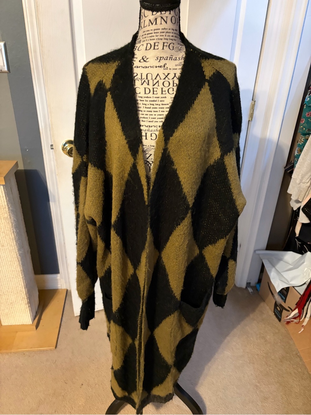 Studio Olive and Black Diamond-Pattern Open Cardigan
